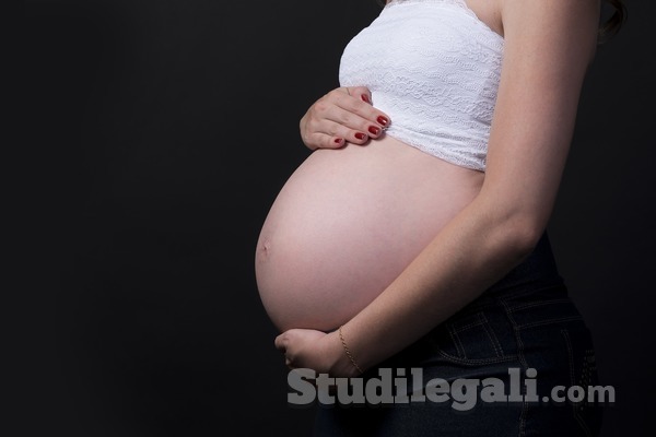Maternità surrogata: in Italia è vietata