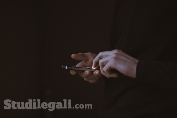 È legale accedere senza permesso al cellulare del tuo partner?