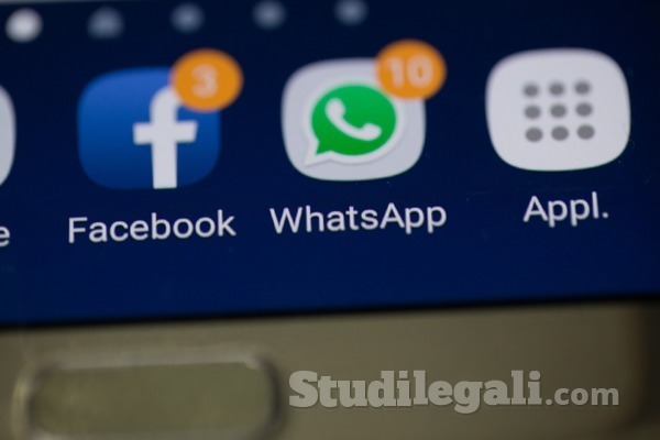 Inserire qualcuno in un gruppo di Whatsapp è illegale?