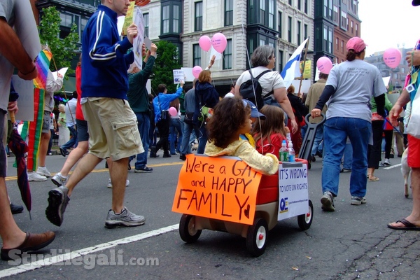 Da http://commons.wikimedia.org/wiki/File:Were_a_gay_and_happy_family_wagon.jpg