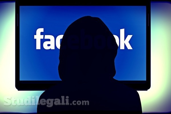 Insultare in bacheca su Facebook è diffamazione aggravata