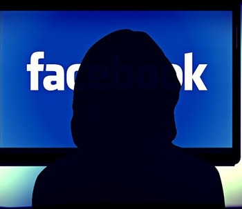 Insultare in bacheca su Facebook è diffamazione aggravata